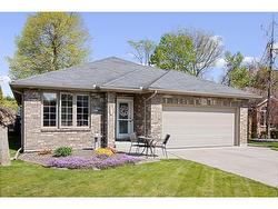 25 GOLFVIEW Drive Kingsville, ON N9Y 4E3