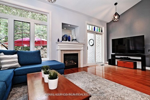 18-3 Senator Court, Aurora, ON - Indoor Photo Showing Living Room