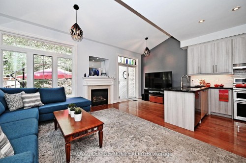 18-3 Senator Court, Aurora, ON - Indoor Photo Showing Kitchen With Upgraded Kitchen