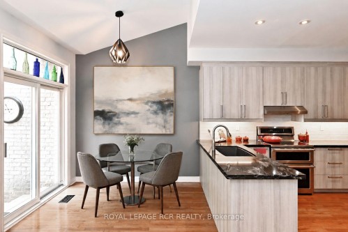 18-3 Senator Court, Aurora, ON - Indoor Photo Showing Kitchen With Upgraded Kitchen