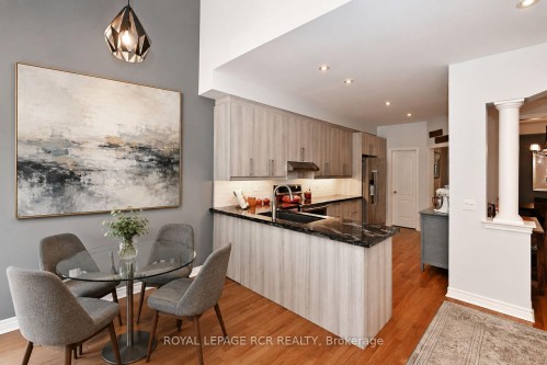 18-3 Senator Court, Aurora, ON - Indoor Photo Showing Kitchen