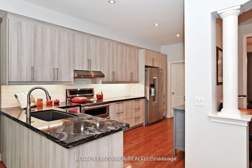 18-3 Senator Court, Aurora, ON - Indoor Photo Showing Kitchen