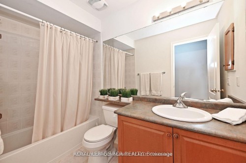 18-3 Senator Court, Aurora, ON - Indoor Photo Showing Other Room