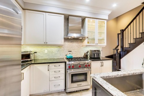259 Barons Street, Vaughan, ON - Indoor Photo Showing Kitchen With Upgraded Kitchen