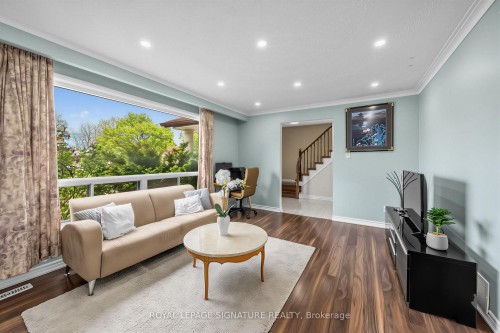 7258 Vernor Drive, Mississauga, ON - Indoor Photo Showing Living Room