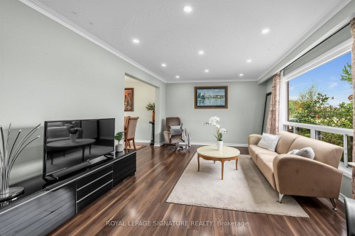 7258 Vernor Drive, Mississauga, ON - Indoor Photo Showing Living Room
