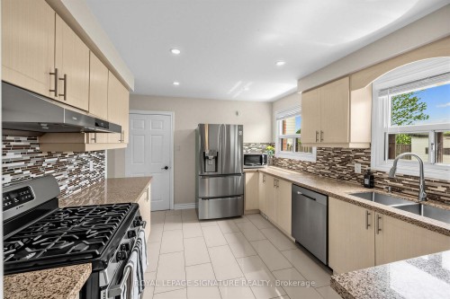 7258 Vernor Drive, Mississauga, ON - Indoor Photo Showing Kitchen With Double Sink With Upgraded Kitchen