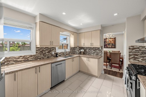 7258 Vernor Drive, Mississauga, ON - Indoor Photo Showing Kitchen With Double Sink
