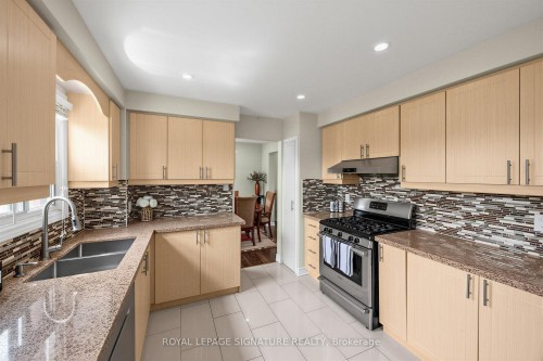 7258 Vernor Drive, Mississauga, ON - Indoor Photo Showing Kitchen With Double Sink