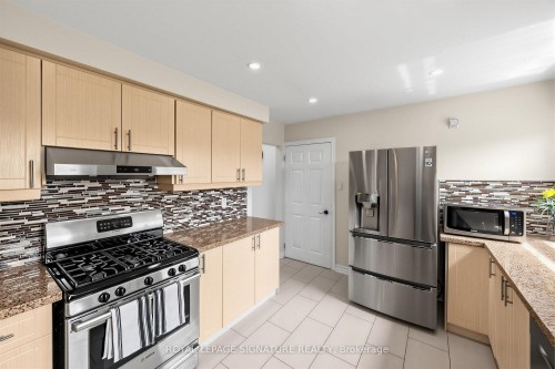 7258 Vernor Drive, Mississauga, ON - Indoor Photo Showing Kitchen With Upgraded Kitchen