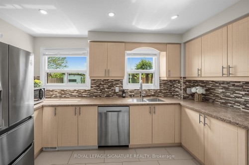 7258 Vernor Drive, Mississauga, ON - Indoor Photo Showing Kitchen With Double Sink