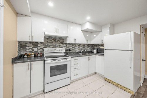 7258 Vernor Drive, Mississauga, ON - Indoor Photo Showing Kitchen With Double Sink