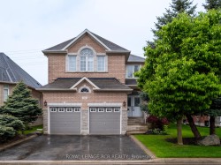 32 Dokkum Crescent Brampton, ON L6Z 0E2