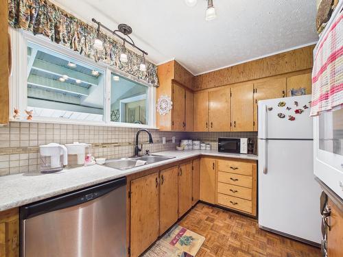 8489 Hwy 95A, Kimberley, BC - Indoor Photo Showing Kitchen With Double Sink