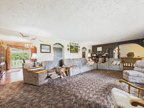 8489 Hwy 95A, Kimberley, BC - Indoor Photo Showing Living Room