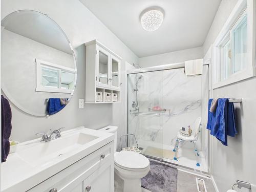 8489 Hwy 95A, Kimberley, BC - Indoor Photo Showing Bathroom