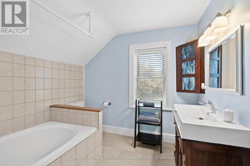 272 Pine Street, Milton, ON - Indoor Photo Showing Bathroom