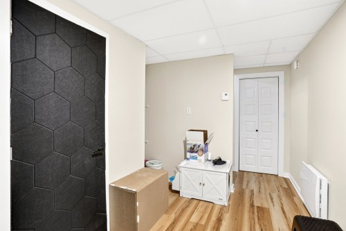 Mud Room - 112 Rue Du Quartier, Sainte-Sophie, QC 