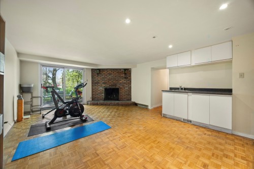 Salle de jeux - 136 Av. De La Pointe-Claire, Pointe-Claire, QC - Indoor With Fireplace