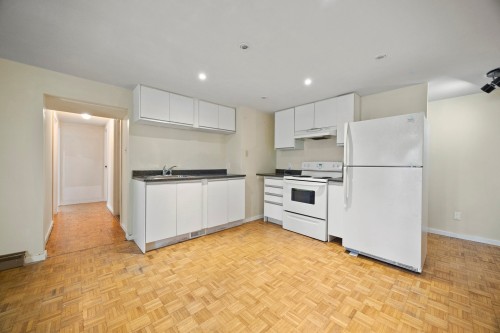 Cuisinette - 136 Av. De La Pointe-Claire, Pointe-Claire, QC - Indoor Photo Showing Kitchen With Double Sink