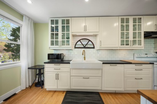 Cuisine - 136 Av. De La Pointe-Claire, Pointe-Claire, QC - Indoor Photo Showing Kitchen