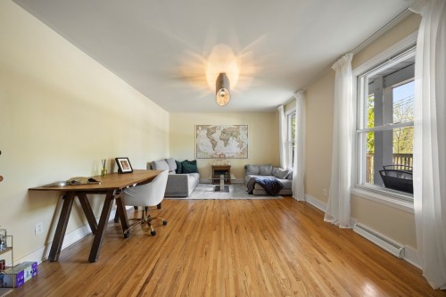 Salon - 136 Av. De La Pointe-Claire, Pointe-Claire, QC - Indoor