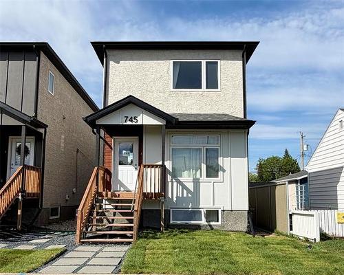 745 Moncton AVE  Winnipeg, MB R2K 1Y3