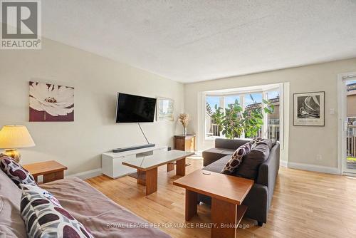 34 Huntview Private, Ottawa, ON - Indoor Photo Showing Living Room