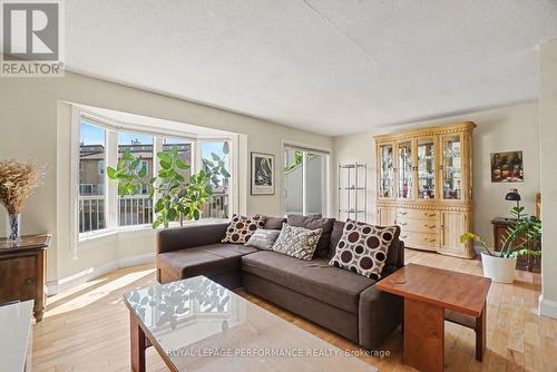34 Huntview Private, Ottawa, ON - Indoor Photo Showing Living Room