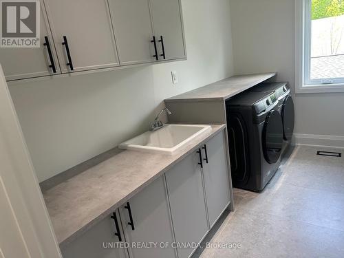 5 Cedar Crescent, Aurora, ON - Indoor Photo Showing Laundry Room
