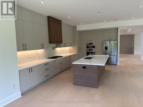 5 Cedar Crescent, Aurora, ON - Indoor Photo Showing Kitchen With Upgraded Kitchen