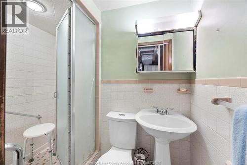 5649 Baldwin, Windsor, ON - Indoor Photo Showing Bathroom