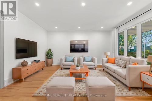933 Kincaid Court, Ottawa, ON - Indoor Photo Showing Living Room