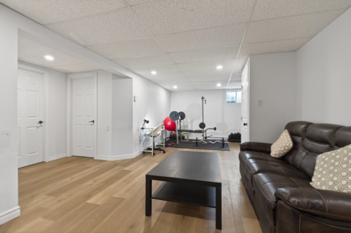 Salle familiale - 40 Rue Pasteur, Notre-Dame-De-L'Île-Perrot, QC - Indoor