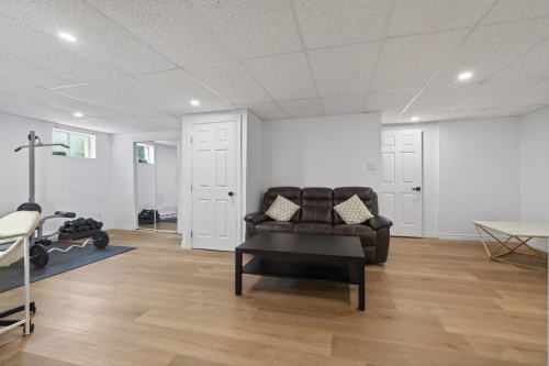 Salle familiale - 40 Rue Pasteur, Notre-Dame-De-L'Île-Perrot, QC - Indoor