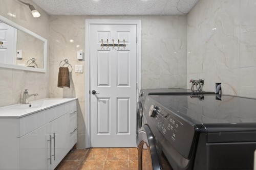 Salle de bains - 40 Rue Pasteur, Notre-Dame-De-L'Île-Perrot, QC - Indoor Photo Showing Laundry Room