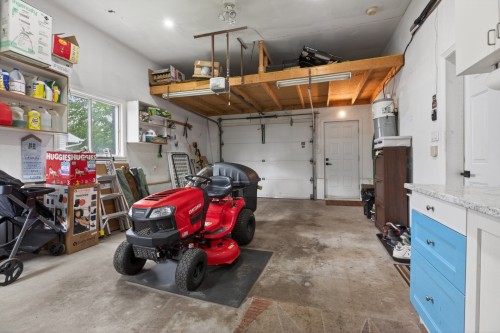 Garage - 40 Rue Pasteur, Notre-Dame-De-L'Île-Perrot, QC - Indoor Photo Showing Garage