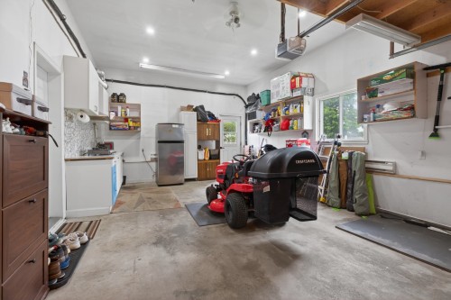 Garage - 40 Rue Pasteur, Notre-Dame-De-L'Île-Perrot, QC - Indoor Photo Showing Garage