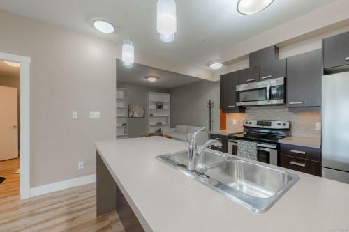 #206-5822 Garden St, Duncan, BC - Indoor Photo Showing Kitchen With Double Sink With Upgraded Kitchen