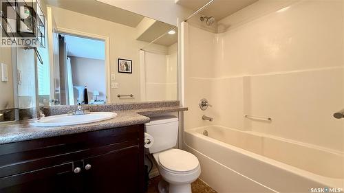 230 Veltkamp Lane, Saskatoon, SK - Indoor Photo Showing Bathroom