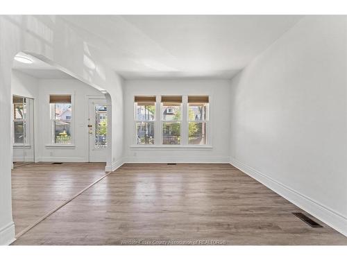 855 Hall Avenue, Windsor, ON 
