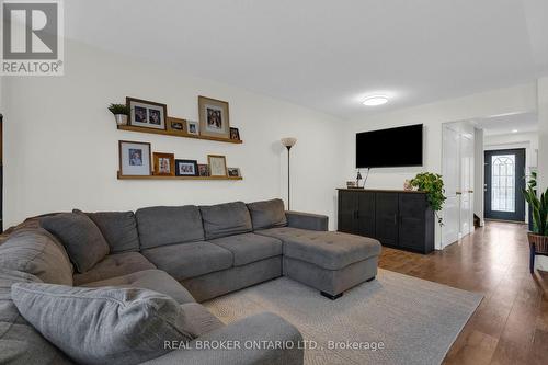 4 Parkside Crescent, Essa, ON - Indoor Photo Showing Living Room