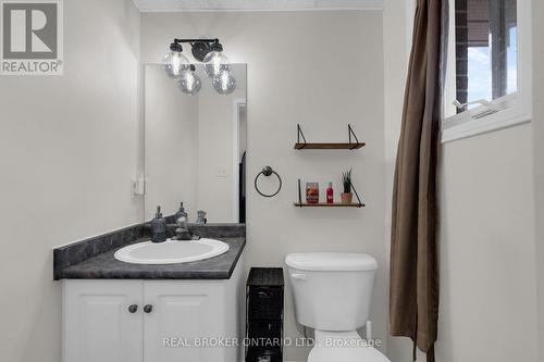 4 Parkside Crescent, Essa, ON - Indoor Photo Showing Bathroom