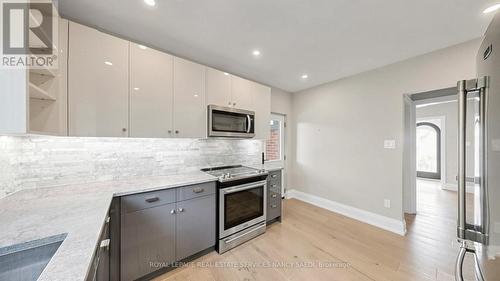 3 Oakwood Place, Hamilton, ON - Indoor Photo Showing Kitchen With Upgraded Kitchen