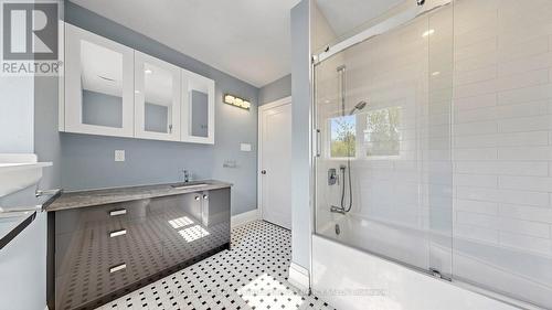 3 Oakwood Place, Hamilton, ON - Indoor Photo Showing Bathroom