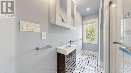 3 Oakwood Place, Hamilton, ON - Indoor Photo Showing Bathroom