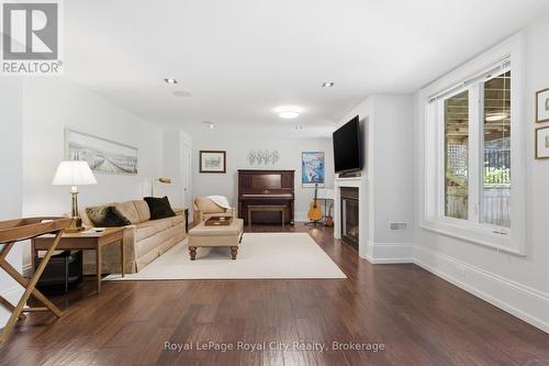 54 Bridle Path, Puslinch, ON - Indoor Photo Showing Living Room