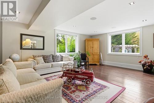 54 Bridle Path, Puslinch, ON - Indoor Photo Showing Living Room