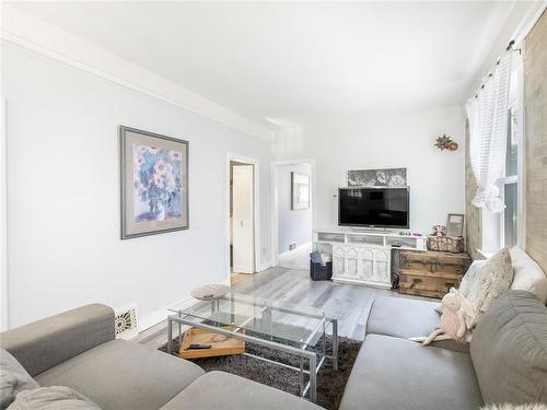 76 Noble Avenue, Winnipeg, MB - Indoor Photo Showing Living Room
