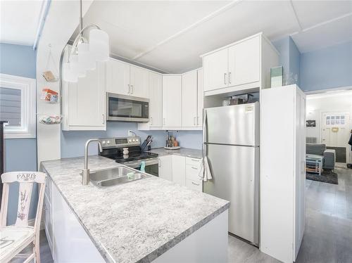 76 Noble Avenue, Winnipeg, MB - Indoor Photo Showing Kitchen With Double Sink With Upgraded Kitchen